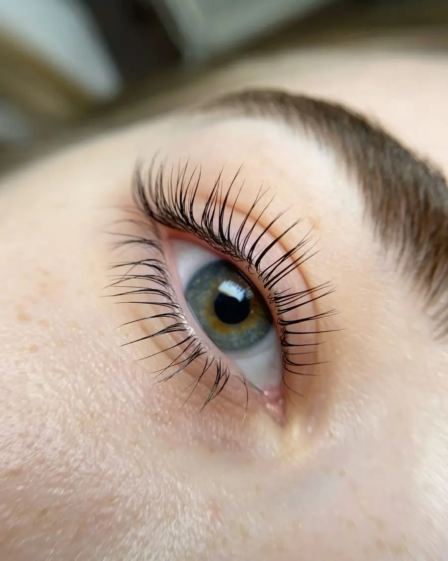 Geliftete Wimpern von der Seite